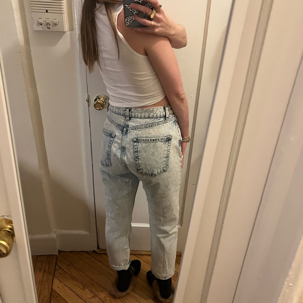 High waisted, acid washed jeans.